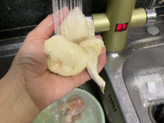 猴头菇鸡汤,鲜猴头菇用水洗净；