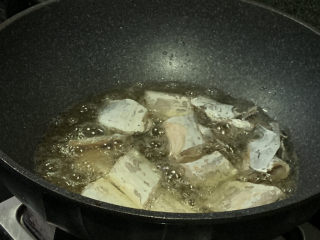 红烧糖醋带鱼,沥干水分，下油锅炸；