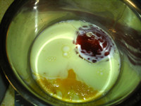 火腿肠批萨蛋糕,在另一个容器中倒入牛奶，鸡蛋，番茄酱，油