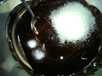 摩卡布朗尼,取出碗，加入白糖和盐，搅拌均匀