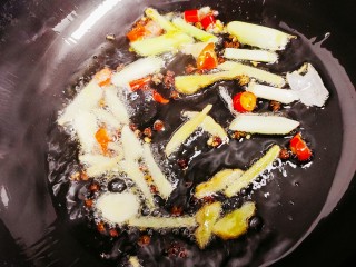 红烧糖醋带鱼,锅中倒油，油热后放入花椒，小米椒，蒜，姜，葱