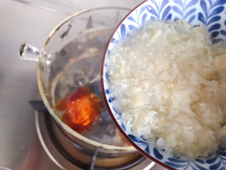 桃胶金燕耳苹果甜汤～提高免疫力佳品,15分钟后，将金燕耳和水一同倒入锅内