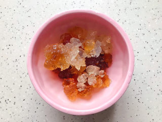 桃胶金燕耳苹果甜汤～提高免疫力佳品,泡好的桃胶挑去杂质，洗净