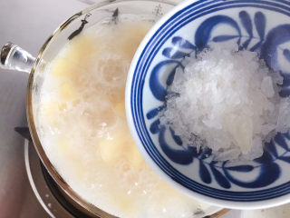 桃胶金燕耳苹果甜汤～提高免疫力佳品,煮好之后加入冰糖，搅拌至冰糖融化，即可