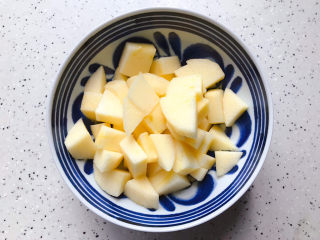 桃胶金燕耳苹果甜汤～提高免疫力佳品,这期间我们把苹果去皮去核洗净，切成小块