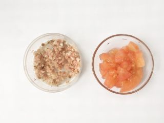 宝宝辅食：茄汁香菇猪肉疙瘩汤9M+,香菇和猪肉洗净后拉碎，番茄切成小块。