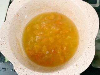 宝宝辅食：茄汁香菇猪肉疙瘩汤9M+,加入一大碗清水