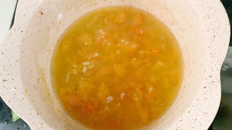 宝宝辅食：茄汁香菇猪肉疙瘩汤9M+,加入一大碗清水