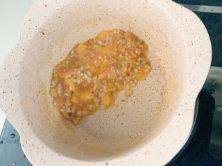 宝宝辅食：茄汁香菇猪肉疙瘩汤9M+,倒入番茄炒出茄汁。