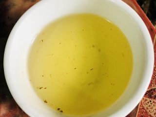 客家小吃：蒜苗粿（葫粄）➕菜头粄,配好的油，隔水化开蜂蜡。