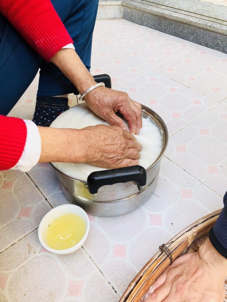 客家小吃：蒜苗粿（葫粄）➕菜头粄,捶打好的粿，要抹上蜂蜡和油的混合物。让米粿不粘手，手上也要抹一些。