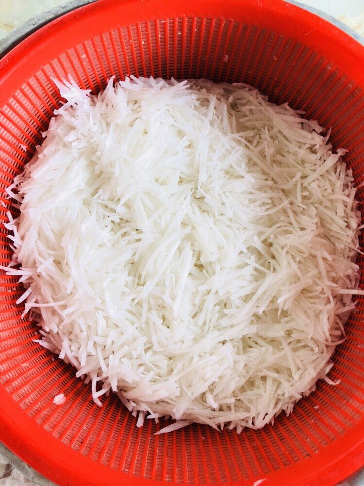 客家小吃：蒜苗粿（葫粄）➕菜头粄,擦成细丝