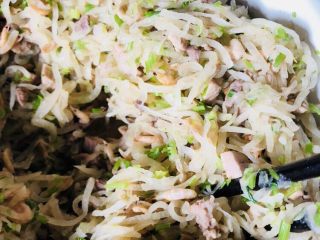 客家小吃：蒜苗粿（葫粄）➕菜头粄,筷子快速翻拌，用风扇吹凉，可以保持蔬菜嫩绿的样子。
