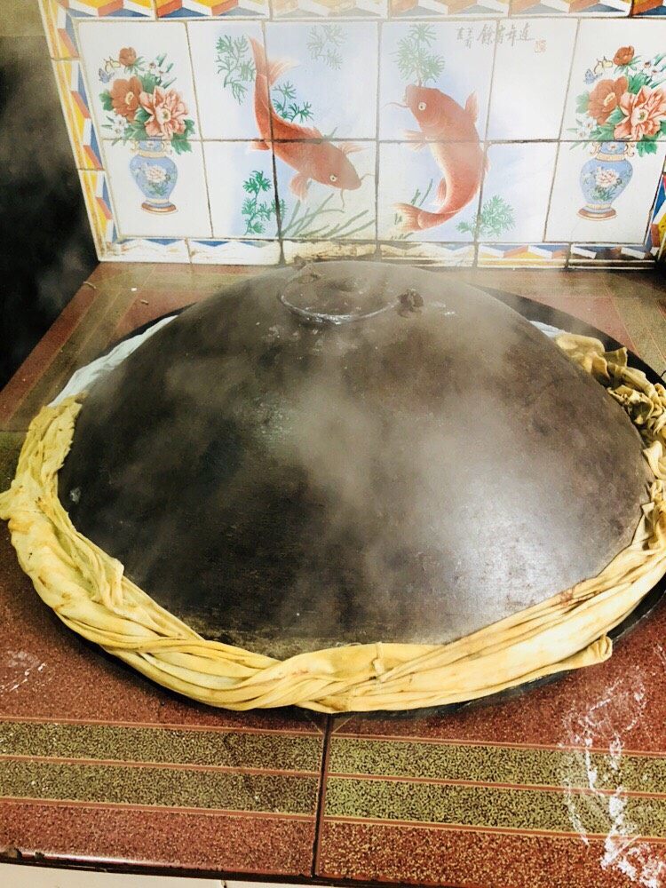 客家小吃：蒜苗粿（葫粄）➕菜头粄,沥干水分的米浆，上锅蒸熟，大概需要一个多小时