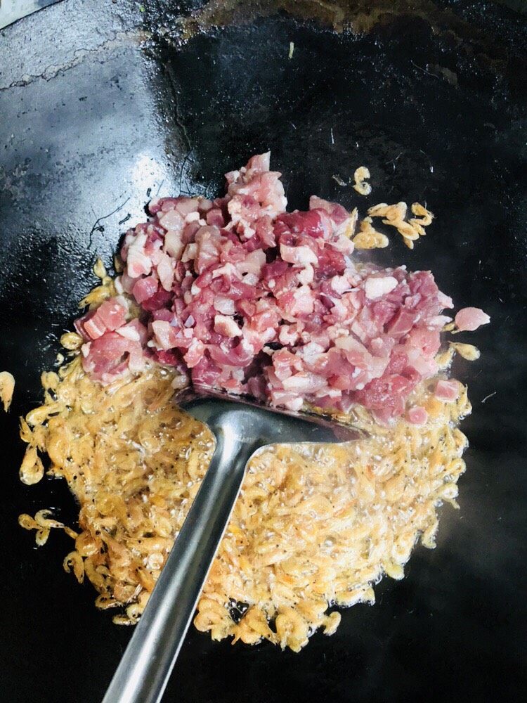 客家小吃：蒜苗粿（葫粄）➕菜头粄,加入猪肉丁炒熟