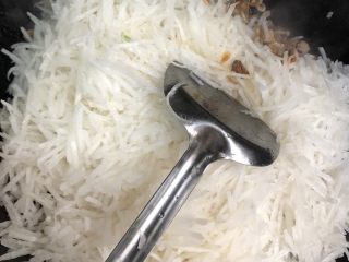 客家小吃：蒜苗粿（葫粄）➕菜头粄,加入萝卜翻炒均匀