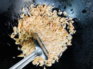 客家小吃：蒜苗粿（葫粄）➕菜头粄,锅内加入适量油，放入虾米煎香