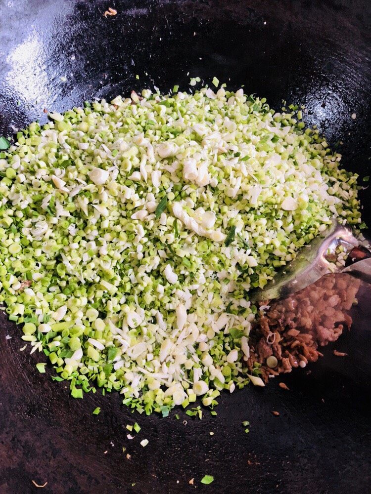 客家小吃：蒜苗粿（葫粄）➕菜头粄,加入蒜茎翻炒均匀
