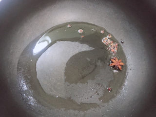牛腩萝卜汤,锅中倒入油，加热至五成热，放入花椒、大料煸香。