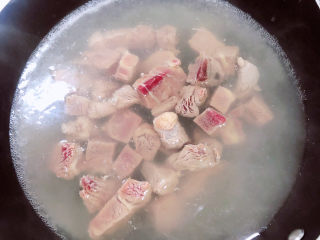 牛腩萝卜汤,锅中烧开水，将牛腩肉块放入锅中煮一下，煮去血水浊物。