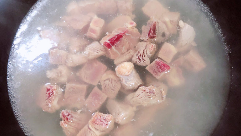 牛腩萝卜汤,锅中烧开水，将牛腩肉块放入锅中煮一下，煮去血水浊物。