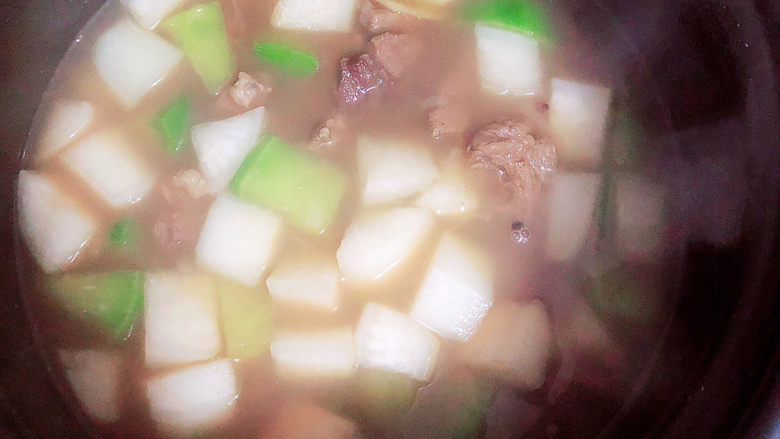 牛腩萝卜汤,将食材倒入高压锅中，选择牛肉键，45分钟即可压好了。