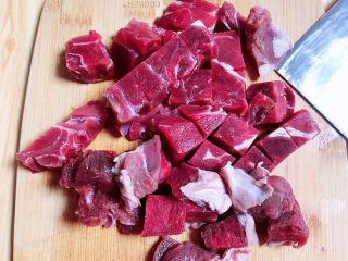 牛腩萝卜汤,将牛腩肉切块儿待用。