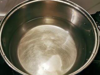 玉米面糊糊,汤锅加入清水