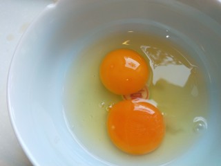 腊肠炒鸡蛋,打入碗中搅拌均匀。