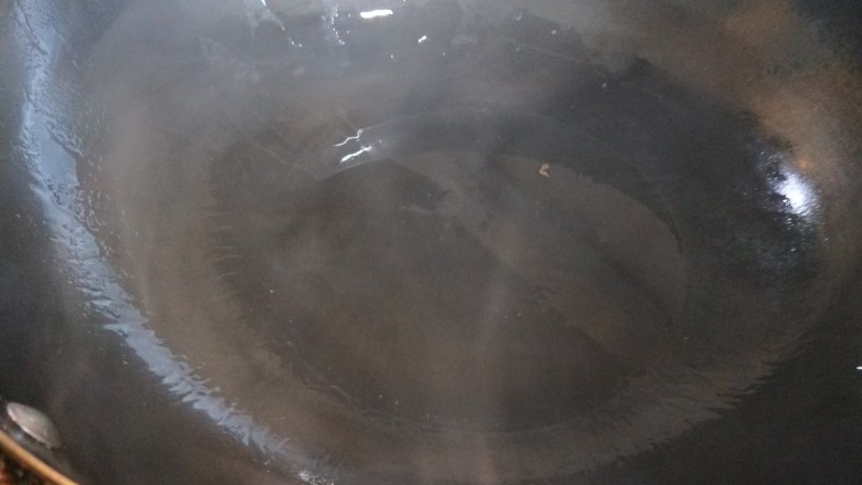 腊肠炒鸡蛋,锅中倒入适量油烧热。