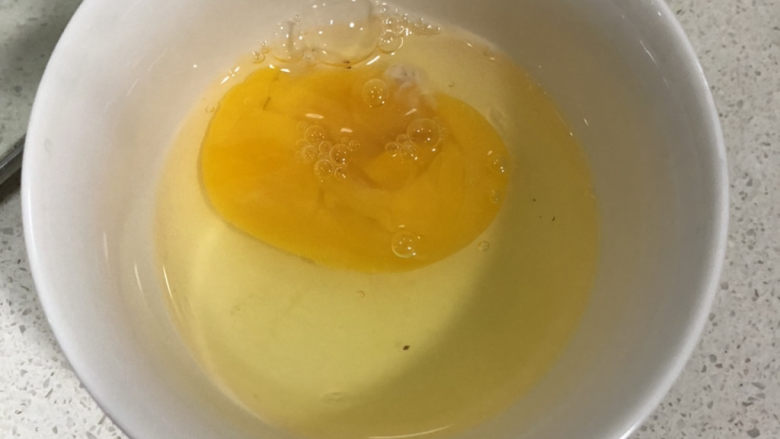 炸元宵,打一个鸡蛋，打成蛋液