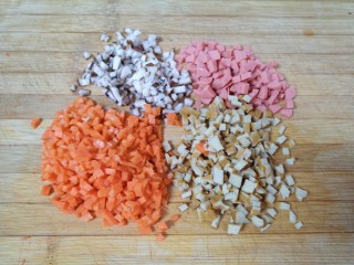 玉米面糊糊,香菇、胡萝卜和豆腐干洗干净切碎，火腿肠去掉外包装切碎。