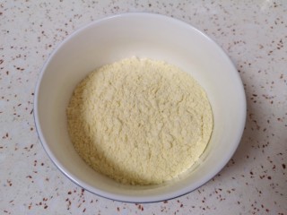 玉米面糊糊,准备好玉米饺子粉。