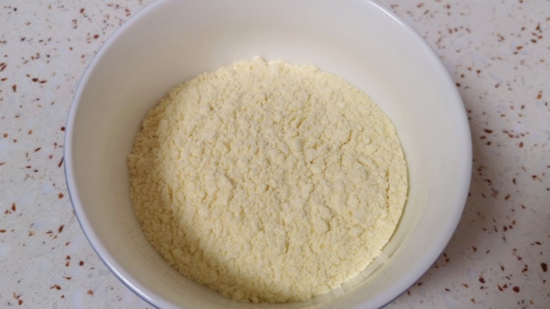 玉米面糊糊,准备好玉米饺子粉。