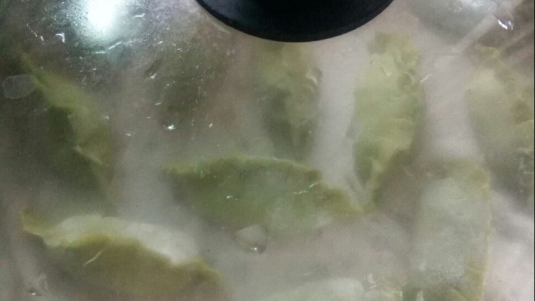 玉米猪肉饺,放入蒸笼中，水开上锅蒸。