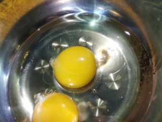 美味早餐鸡蛋饼,干净的盆里打入两个鸡蛋
