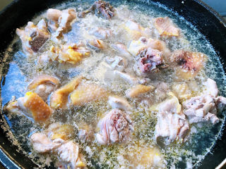 白果炖鸡,锅中烧开水放入鸡块焯水去除杂质和油脂