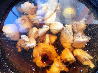 白果炖鸡,锅中倒入适量清水放入鸡块、调味盒同时放入调味料蚝油、一品鲜酱油、料酒、糖大火炖起来