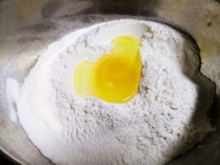 脆皮小油条,打入一个鸡蛋。我这个鸡蛋52克。