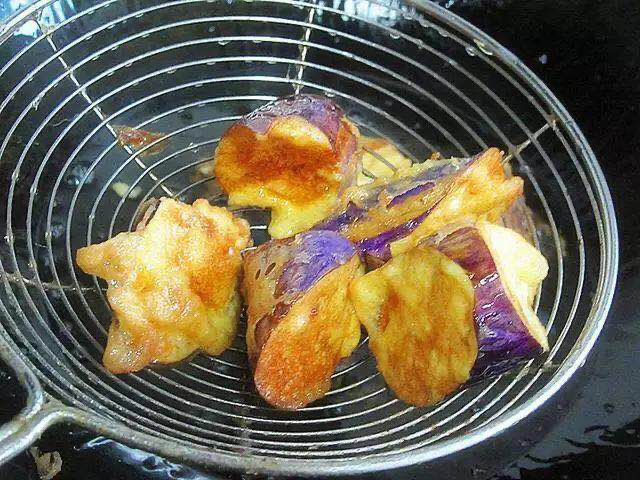 脆皮茄子,锅预热倒油5成热，放入裹好浆的茄子小火慢炸，炸至金黄色捞出