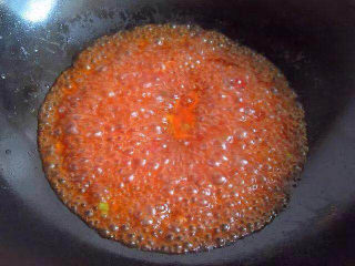 脆皮茄子,蕃茄酱加8克水，3克白醋，适量盐，鸡精调味，倒入锅中熬至浓稠