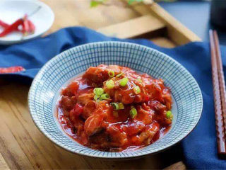 脆皮茄子,将熬好的番茄酱浇在茄子上，撒上葱花，完美
