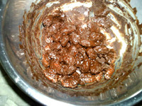 可可杏仁豆,不断搅拌至巧克力变浓稠，开始凝固