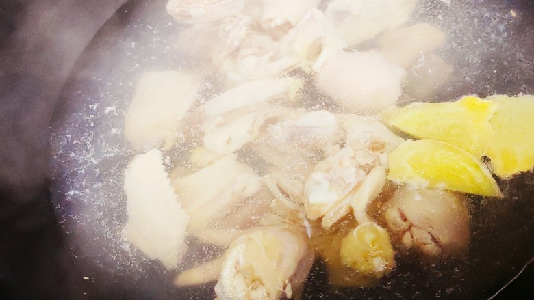 地锅鸡,水开后放入鸡块，煮3分钟