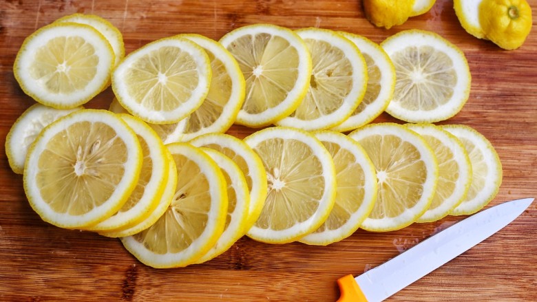 百香果柠檬蜂蜜水,清洗好的柠檬去掉表面水分切片。
