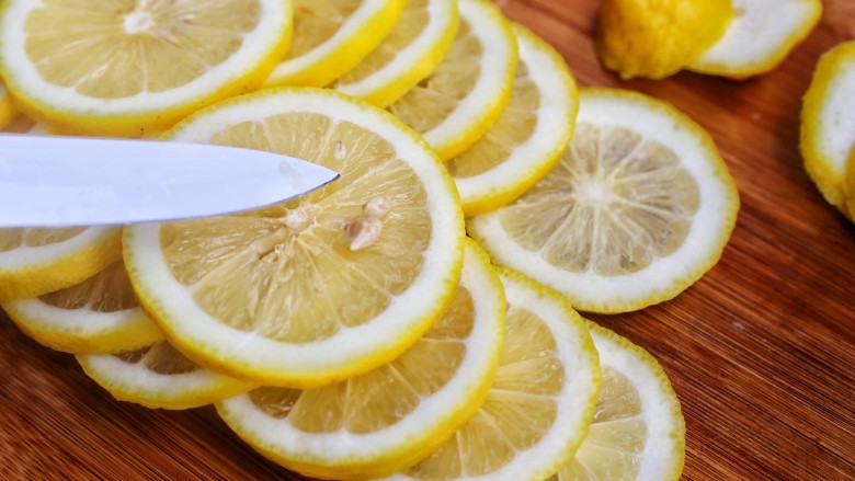 百香果柠檬蜂蜜水,去籽备用。