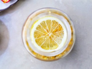 百香果柠檬蜂蜜水,然后铺上一层柠檬。