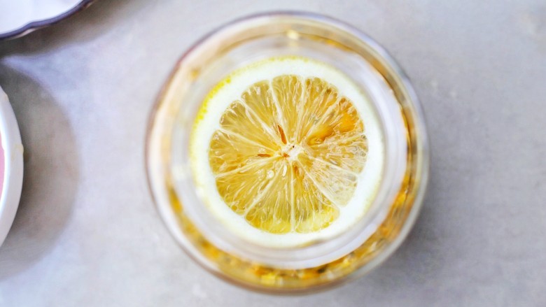 百香果柠檬蜂蜜水,然后铺上一层柠檬。