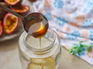 百香果柠檬蜂蜜水,容器中先加一层厚厚的蜂蜜打底。