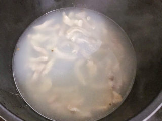 爆炒猪肚,加几个白胡椒粒和适量清水放到高压锅里压到适当口感